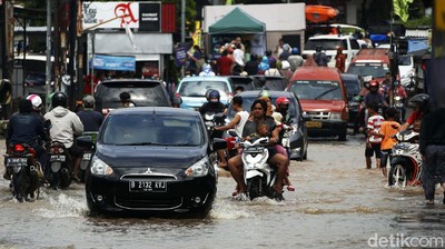 Lalin Tersendat di Jalan Raya Jatimekar Gegara Genangan
