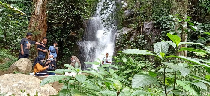 Makan durian di samping air terjun Curug Pitu Banjarnegara Makan durian di samping air terjun Curug Pitu Banjarnegara