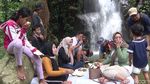Foto: Bersantap Durian Sambil Menikmati Air Terjun di Banjarnegara