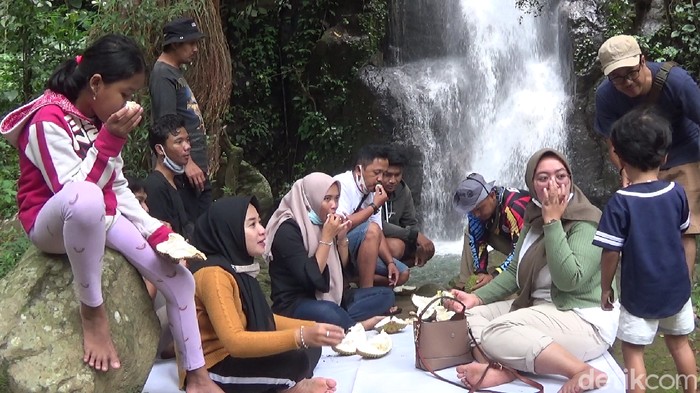 Makan durian di samping air terjun Curug Pitu Banjarnegara