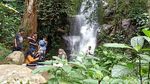 Foto: Bersantap Durian Sambil Menikmati Air Terjun di Banjarnegara