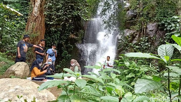 Makan durian di samping air terjun Curug Pitu Banjarnegara