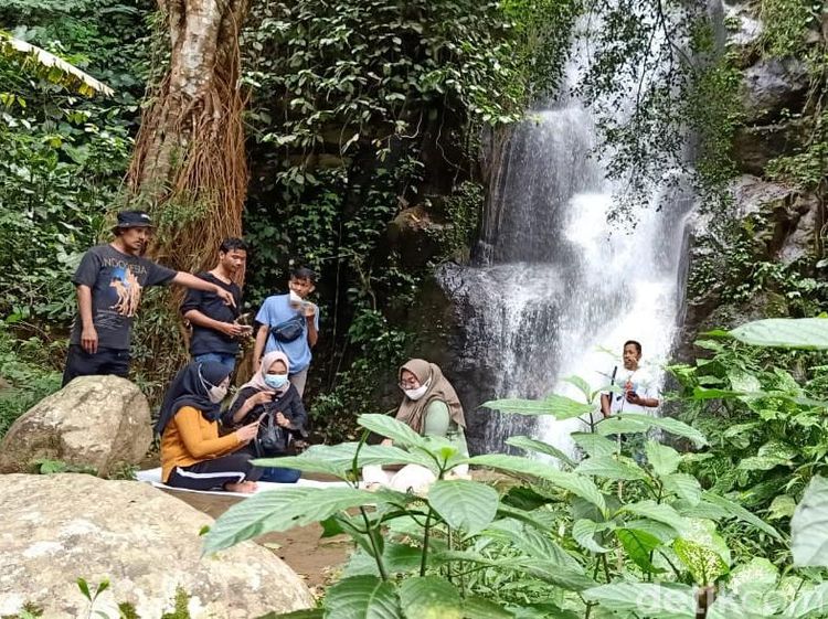 Foto: Bersantap Durian Sambil Menikmati Air Terjun di Banjarnegara