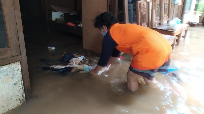 Maryani (49), warga Cipinang Melayu terpaksa berjuang sendirian menyelamatkan anak dan barang berharganya saat banjir merendam Cipinang Melayu (Luqman/detikcom)
