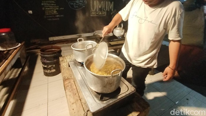 Melihat dapur umum untuk korban banjir di Karawang yang didirikan warga