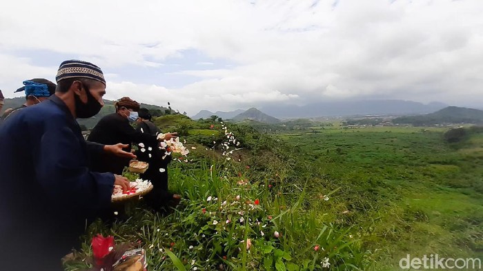 Melihat ritual tabur bunga peringati 16 tahun tragedi longsor sampah di Cimahi