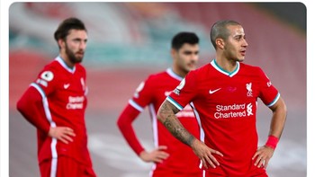 Pemain Liverpool terpekur menghadapi kenyataan kalah terus di kandang sendiri. Foto: Twitter