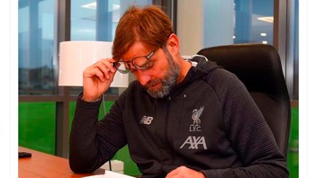 Klopp sedang mencari alasan kenapa Liverpool terus saja kalah. Foto: Twitter