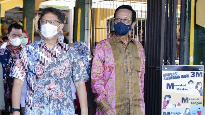 Menkes Budi Gunadi Sadikin dan Sultan HB X Menkes Budi Gunadi Sadikin dan Sultan HB X