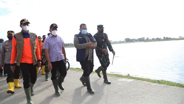 Menko PMK Muhadjir Effendy tinjau banjir Karawang