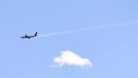 Pesawat United Airlines mengalami kebakaran mesin saat terbang. Beruntung pesawat itu mendarat dengan selamat. (Foto: Andy Cross/The Denver Post via AP)