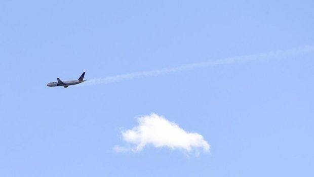 Mesin United Airlines Terbakar