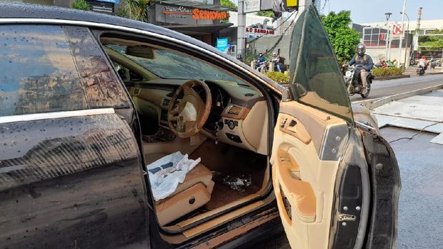Mobil yang Sempat Terendam Banjir Kemang Dievakuasi (Tiara Aliya/detikcom)