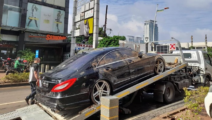 Mobil yang Sempat Terendam Banjir Kemang Dievakuasi (Tiara Aliya/detikcom)