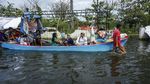 Jasa Ojek Perahu di Banjir Pekalongan
