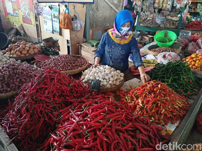 Harga cabai di Ponorogo melonjak. Cabai rawit yang semula Rp 50 ribu per kilogram, kini naik jadi Rp 100 ribu per kg.