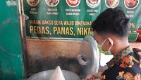 Di warung ini kamu bisa menikmati bakso tak biasa. Bentuk bakso bukan bulat tetapi kerucut seperti tumpeng. Dijamin puas kekenyangan! Foto: detikFood/Ragil Ajiyanto