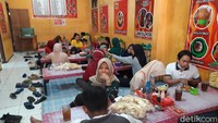 Warung yang diberi nama Selera Rasa (Sera) itu menyuguhkan bakso dengan bentuk-bentuk unik dan ukuran super besar. Selain itu juga ekstra pedas sehingga cocok untuk memanjakan lidah penyuka pedas.  Foto: detikFood/Ragil Ajiyanto