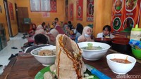 Di Warung Bakso Sera ini bakso disajikan dalam ukuran istimewa. Berbentuk tumpeng, mangkok maupun berbentuk bulat seperti bakso  tetapi dengan ukuran jumbo.  Foto: detikFood/Ragil Ajiyanto