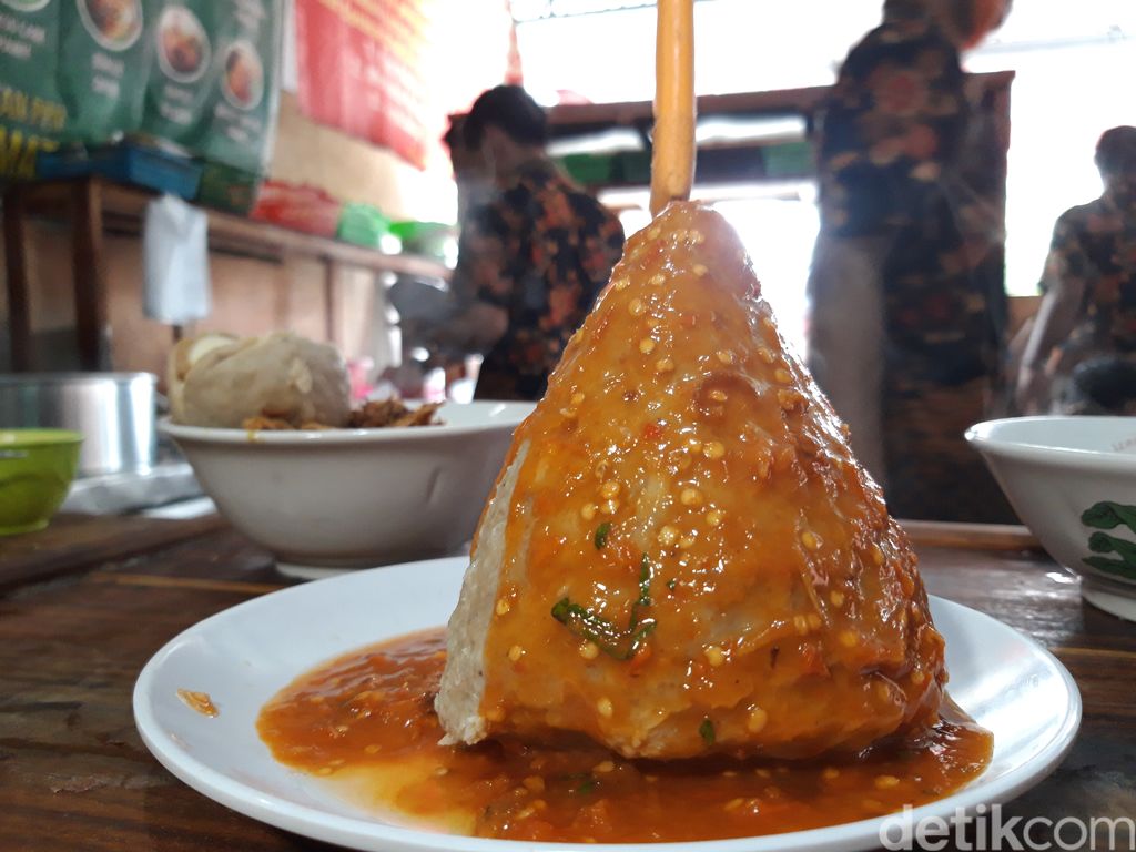 Pedasnya Nampol! Bakso Tumpeng Merapi dari Boyolali