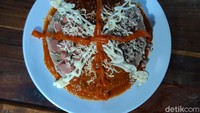 Di warung baksonya kini juga ada menu baru. Yaitu bakso pizza dan martabak. Sesuai namanya, dua menu baru itu pun dibentuk mirip pizza dan martabak.  Foto: detikFood/Ragil Ajiyanto