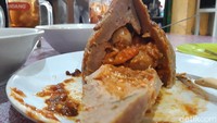 Di dalam bakso tumpeng Merapi, itu juga sudah diisi dengan sambal dan cabe utuhnya yang dicampur dengan bakso kecil-kecil, daging cincang dan telur puyuh. Sedangkan untuk kuah dan mie disajikan di mangkok terpisah.  Foto: detikFood/Ragil Ajiyanto