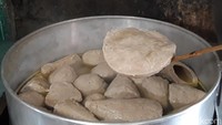 Untuk hari biasa, kebutuhan daging sapi di warung bakso kekinian ini mencapai sekitar 150 kg. Sedangkan di akhir pekan dan hari libur, mencapai 170 kg - 180 kg.  Foto: detikFood/Ragil Ajiyanto
