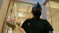 Salah satu Official The Hallway Agus Bete mengatakan kalau pun ada yang menggunakan plastik itu sifatnya sementara. Biasanya kalau ada yang kehabisan stok (paper bag), plastik itu sifatnya sementara, sebutnya.