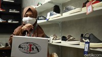 Pedagang di Pasar Kosambi dan Cihapit wajib tidak menggunakan plastik, dan mengedukasi pembeli agar membawa tas belanja sendiri.
