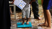 Balita juga ditimbang berat badannya.