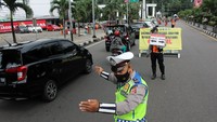 Petugas gabungan dari Polresta Bogor Kota, TNI AD, Dishub dan Satpol PP Kota Bogor mengatur laju kendaraan saat pemberlakuan aturan ganjil genap di jalan Pajajaran, Kota Bogor, Jawa Barat, Minggu (21/2/2021).