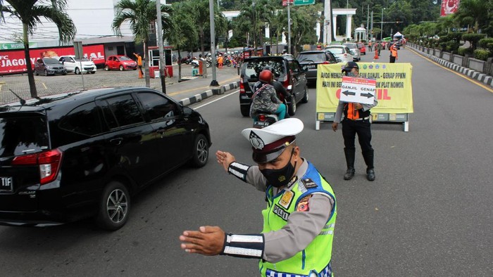 PEMKOT BOGOR PERPANJANG KEBIJAKAN GANJIL GENAP Anggota Polresta Bogor Kota bersama Dishub Kota Bogor mengatur laju kendaraan roda empat saat pemberlakuan aturan ganjil genap di pintu keluar Gerbang Tol Bogor, Jawa Barat, Minggu (21/2/2021). Pemerintah Kota Bogor memperpanjang kebijakan ganjil genap untuk kendaraan roda dua dan roda empat pada setiap hari Sabtu dan Minggu dengan pembatasan waktu mulai pukul 09.00 hingga 18.00 WIB karena kebijakan tersebut dianggap telah berhasil menurunkan jumlah kasus positif COVID-19 di Kota Bogor. ANTARA FOTO/Arif Firmansyah/wsj.