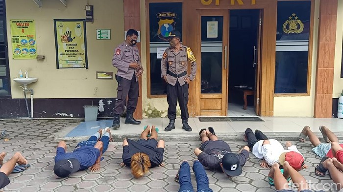 Belasan pemuda dari beberapa desa di Lamongan diamankan polisi. Mereka menggelar pesta miras tuak di sebuah warung.