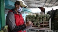 Perputaran uangnya per hari yah 50 sampai 100 juta, kotornya, omzet. Kalau tonase barang, rata-rata 40 ton, puncaknya nyampe 65 ton, kemarin sudah nyampe 55 ton. Armada yang berangkat ada engkol 3, doublenya 2, 2 L300, ujarnya.