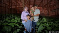Dede berfoto bersama keluarganya. detikcom bersama BRI mengadakan program Jelajah UMKM ke beberapa wilayah di Indonesia yang mengulas berbagai aspek kehidupan warga dan membaca potensi di daerah. Untuk mengetahui informasi lebih lengkap, ikuti terus beritanya di detik.com/tag/jelajahumkmbri.