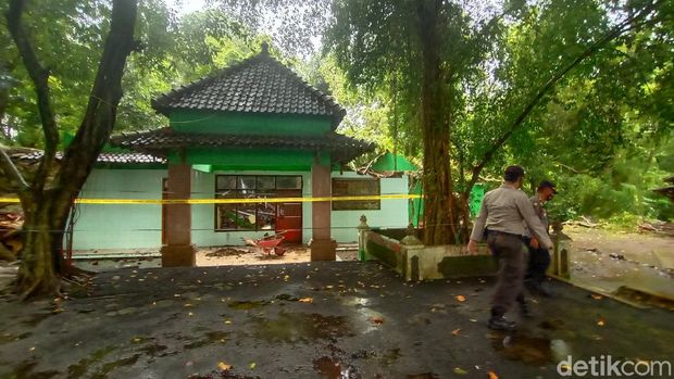 Petilasan Ratu Kalinyamat, Jepara, yang tertimpa pohon tumbang, Kamis (18/2/2021).