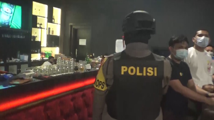Petugas gabungan tutup paksa THM di Makassar, Sulsel, karena langgar jam operasional (Dok istimewa)