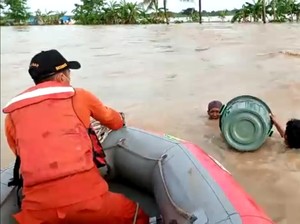 Tim SAR Evakuasi 2 Pria yang Nekat Terobos Banjir Bekasi Pakai Ember