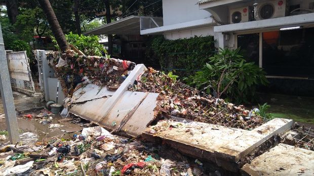 Tembok salah satu rumah di Komplek Polri Pondok Karya, Jaksel, roboh, Minggu (21/2/2021).