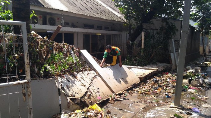 Tembok salah satu rumah di Komplek Polri Pondok Karya, Jaksel, roboh.