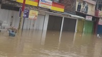 Salah satu gerai memperlihatkan ketinggian air sedada orang dewasa. (dok. Alfamart)