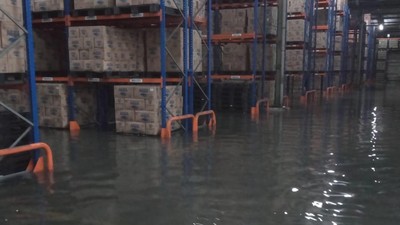 Potret Barang-barang di Minimarket Hanyut Kena Banjir