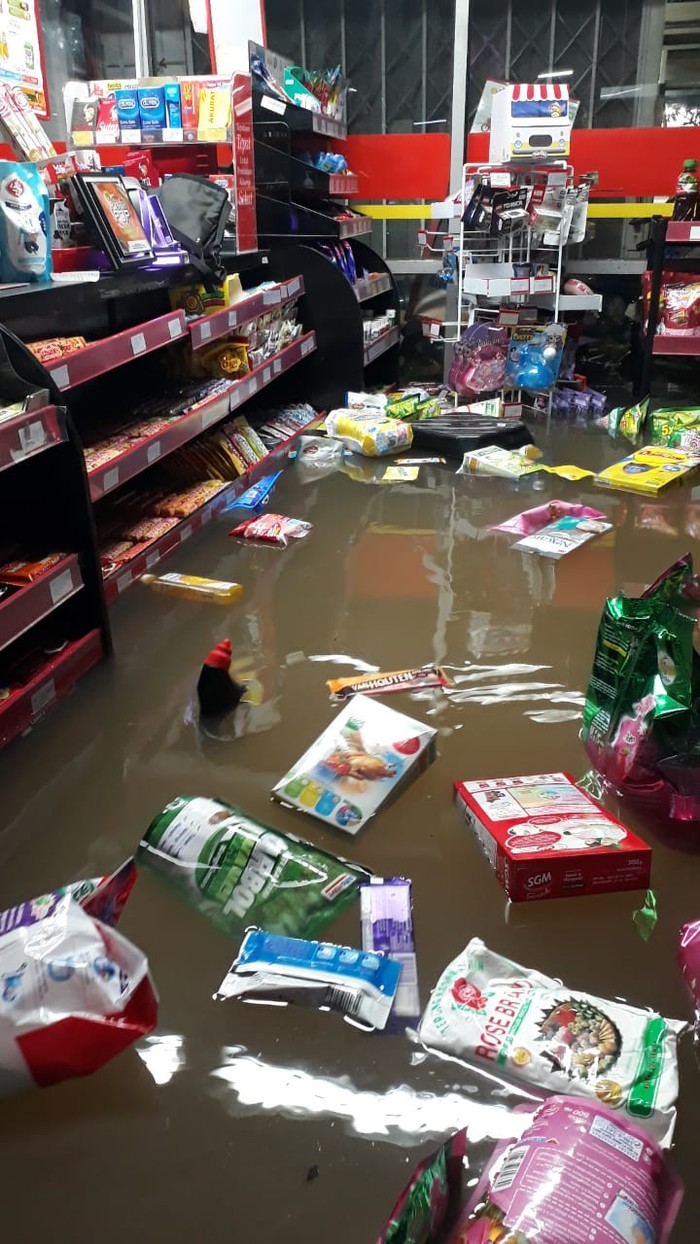 Lebih dari 40 gerai ritel Alfamart diterpa banjir yang melanda Jabodetabek. Mayoritas kejadian dialami di Bekasi. Begini penampakannya.