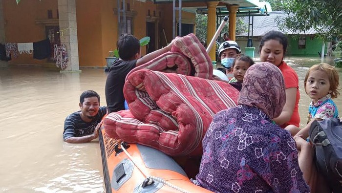 Proses Evakuasi Warga Terdampak Banjir Akibat Sungai Citarum Jebol (Dok Istimewa)