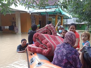 Tanggul Citarum Jebol: 4 Desa di Bekasi Terendam Banjir, 5 Rumah Hanyut