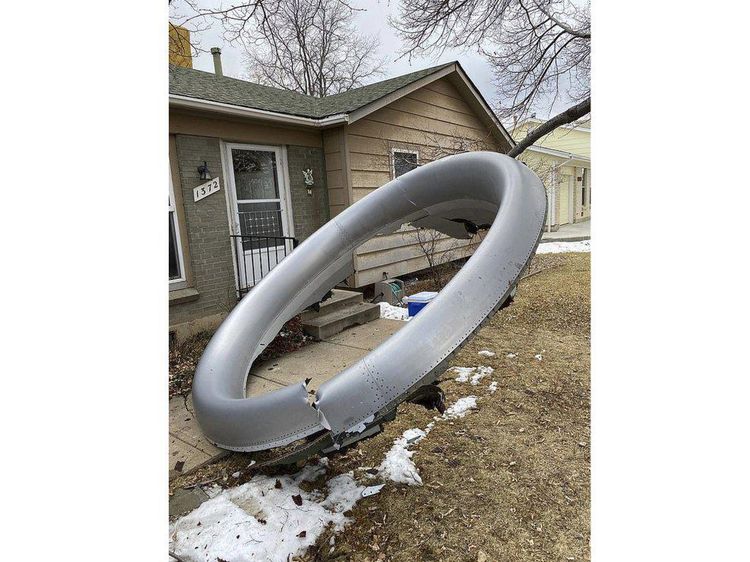 Foto: Puing Pesawat United Airlines Berserakan di Permukiman Warga