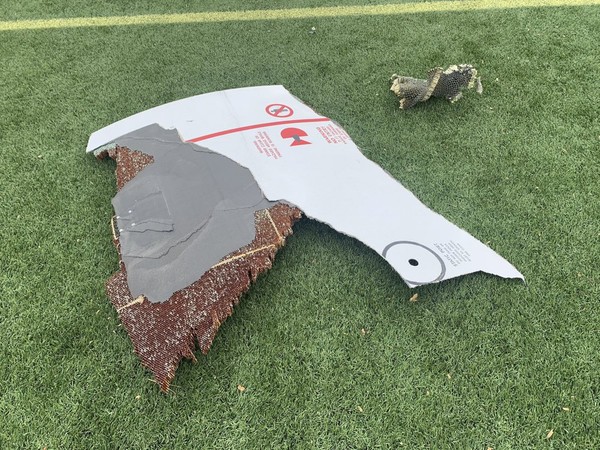 Penerbangan pesawat menuju Honolulu itu mengalami kerusakan mesin tak lama setelah lepas landas. Karena kondisi ini, pesawat mencoba berputar kembali ke bandara asal. (Foto: Broomfield Police Department via AP) Penerbangan pesawat menuju Honolulu itu mengalami kerusakan mesin tak lama setelah lepas landas. Karena kondisi ini, pesawat mencoba berputar kembali ke bandara asal. (Foto: Broomfield Police Department via AP)