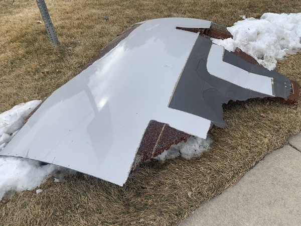 Pesawat itu telah kehilangan sejumlah komponen yang jatuh berserakan di permukiman warga. (Foto: Broomfield Police Department via AP) Pesawat itu telah kehilangan sejumlah komponen yang jatuh berserakan di permukiman warga. (Foto: Broomfield Police Department via AP)