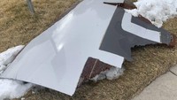 Pesawat itu telah kehilangan sejumlah komponen yang jatuh berserakan di permukiman warga. (Foto: Broomfield Police Department via AP)