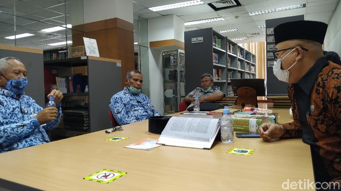 Ada kisah mistis yang dialami tiga pustakawan Perpusnas Bung Karno (BK). Mereka baru menyadarinya selang beberapa tahun kemudian dan belum menemukan jawaban sampai sekarang.